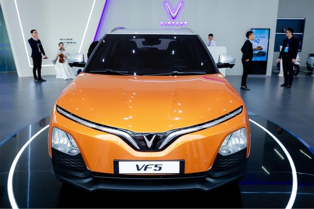 VinFast VF 5 Plus 2023 lần đầu trưng bày tại đại lý trước ngày mở cọc, giá từ 458 triệu đồng - Ảnh 1.