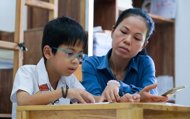 Cậu nhóc &quot;thần đồng&quot; đang gây bão trên truyền hình: 2 tuổi biết tiếng Anh, 8 tuổi học vượt lớp, giải thưởng quốc tế treo đầy nhà - Ảnh 4.