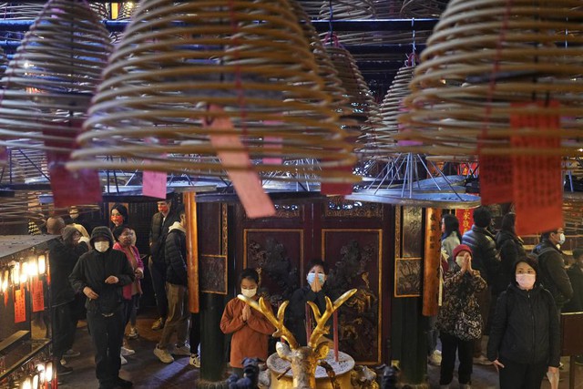 Người dân Trung Quốc không quên truyền thống đi chùa trong Tết Nhâm Dần - Ảnh 1.