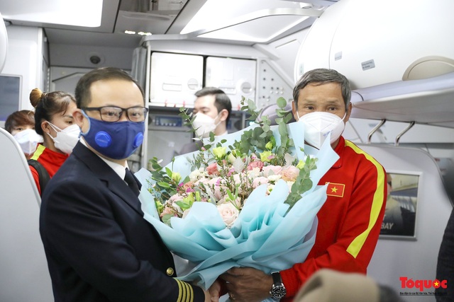 [Độc quyền] Những hình ảnh đầu tiên của đội tuyển bóng đã nữ Việt Nam trên chuyến bay về nước - Ảnh 4.