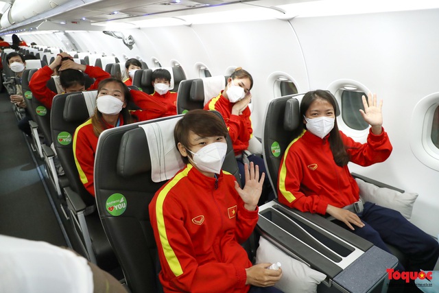 [Độc quyền] Những hình ảnh đầu tiên của đội tuyển bóng đã nữ Việt Nam trên chuyến bay về nước - Ảnh 11.