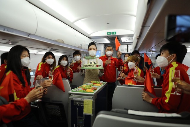 Chuyên cơ đặc biệt của Bamboo Airways đón những “cô gái vàng” của Đội tuyển bóng đá nữ Việt Nam về nước - Ảnh 5.