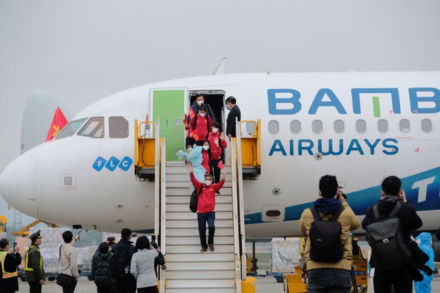 Chuyên cơ đặc biệt của Bamboo Airways đón những “cô gái vàng” của Đội tuyển bóng đá nữ Việt Nam về nước - Ảnh 6.