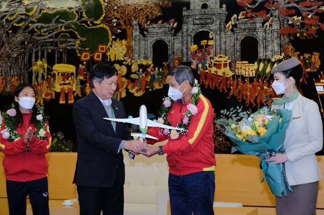 Chuyên cơ đặc biệt của Bamboo Airways đón những “cô gái vàng” của Đội tuyển bóng đá nữ Việt Nam về nước - Ảnh 7.