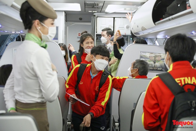 [Độc quyền] Những hình ảnh đầu tiên của đội tuyển bóng đã nữ Việt Nam trên chuyến bay về nước - Ảnh 9.