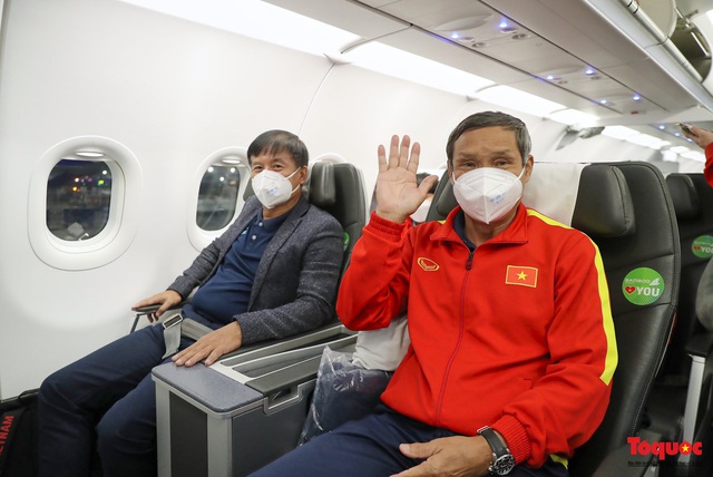 [Độc quyền] Những hình ảnh đầu tiên của đội tuyển bóng đã nữ Việt Nam trên chuyến bay về nước - Ảnh 12.