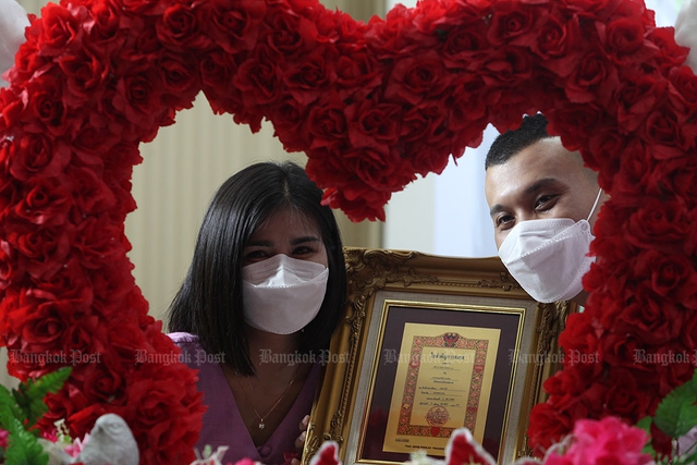 Hàng trăm cặp đôi đăng kí kết hôn và không khí Valentine đông vui tại Thái Lan - Ảnh 1.