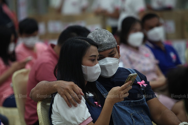 Hàng trăm cặp đôi đăng kí kết hôn và không khí Valentine đông vui tại Thái Lan - Ảnh 3.