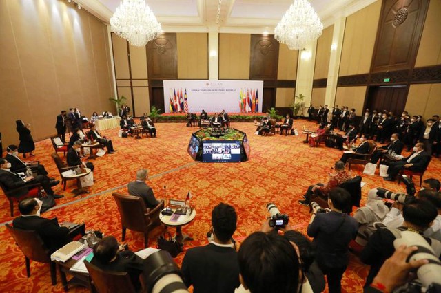 Bộ trưởng Ngoại giao đề nghị ASEAN triển khai mạnh mẽ các sáng kiến ứng phó COVID-19 - Ảnh 1.