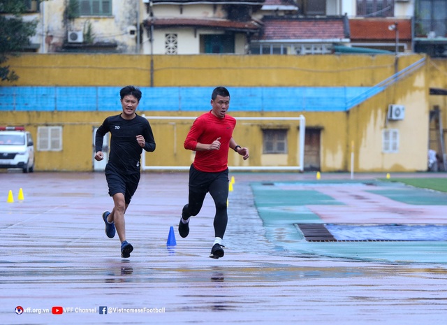 Trọng tài V-League kiểm tra thể lực trong thời tiết mưa lạnh dưới 10 độ C - Ảnh 1.