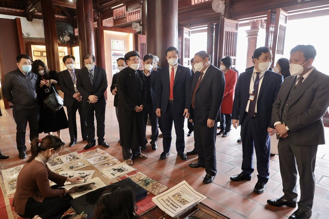 Bộ trưởng Nguyễn Văn Hùng: Mong muốn các nghệ nhân của Bắc Ninh giữ được &quot;lửa&quot; yêu nghề để truyền đạt cho các thế hệ mai sau - Ảnh 1.