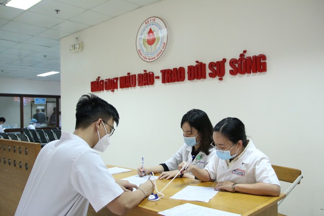 Y bác sĩ tham gia hiến máu đáp ứng nhu cầu điều trị cho bệnh nhân sau Tết Âm lịch - Ảnh 1. Y bác sĩ tham gia hiến máu đáp ứng nhu cầu điều trị cho bệnh nhân sau Tết Âm lịch - Ảnh 1.