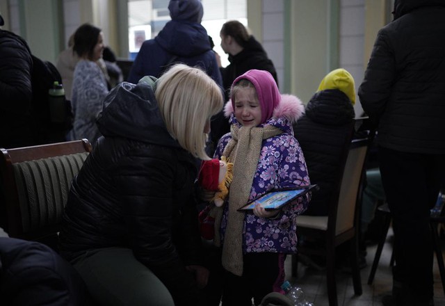Hành trình tị nạn của những đứa trẻ ở Ukraine và hy vọng ngày trở lại - Ảnh 2.