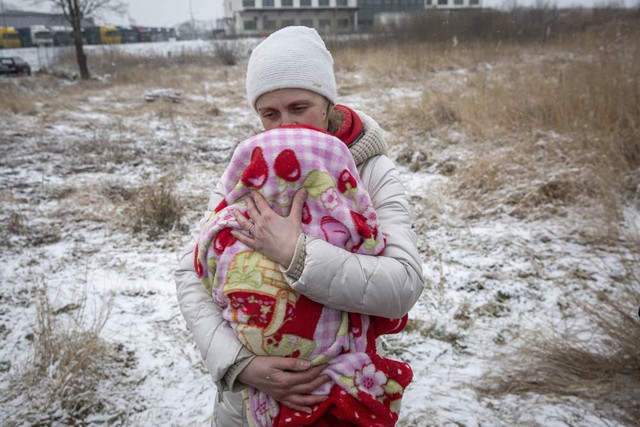 Hành trình tị nạn của những đứa trẻ ở Ukraine và hy vọng ngày trở lại - Ảnh 3.
