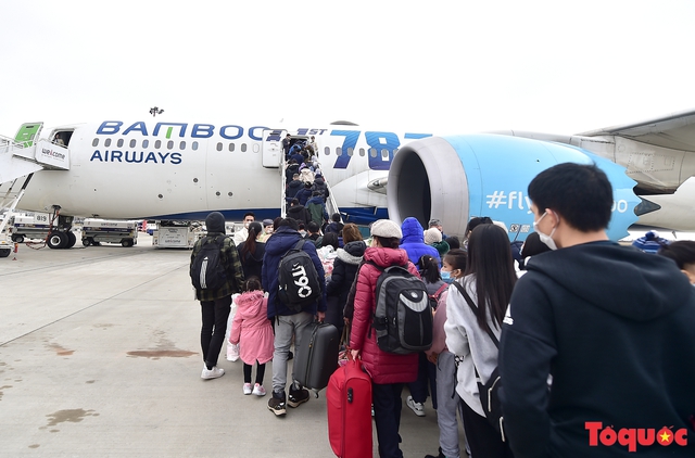 300 người Việt ở Ukraine đã về nước an toàn trên chuyến bay của Bamboo Airways ngày 10/3 - Ảnh 1.