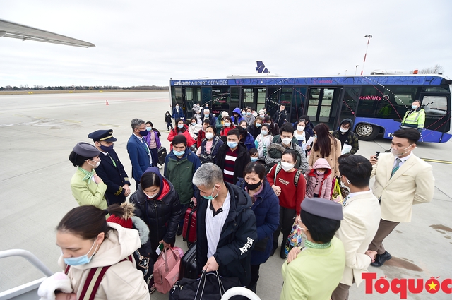300 người Việt ở Ukraine đã về nước an toàn trên chuyến bay của Bamboo Airways ngày 10/3 - Ảnh 2.