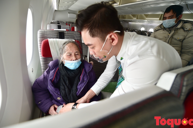 300 người Việt ở Ukraine đã về nước an toàn trên chuyến bay của Bamboo Airways ngày 10/3 - Ảnh 3.