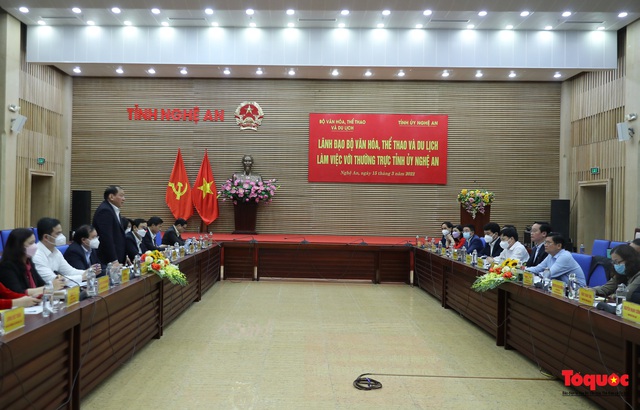 Bộ trưởng Nguyễn Văn Hùng: "Phải đặt được tên gọi, viết nên câu chuyện về thương hiệu du lịch tỉnh Nghệ An" - Ảnh 1. Bộ trưởng Nguyễn Văn Hùng: "Phải đặt được tên gọi, viết nên câu chuyện về thương hiệu du lịch tỉnh Nghệ An" - Ảnh 1.