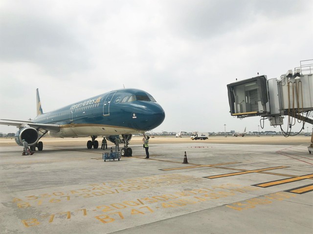 Chuyến bay chở những du khách quốc tế đầu tiên đến Việt Nam - Ảnh 1.