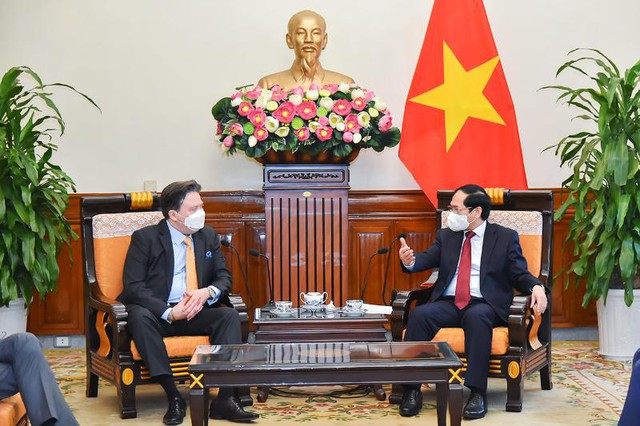 Đại sứ Mỹ Marc Knapper ấn tượng trước sự phát triển vượt bậc của Việt Nam - Ảnh 1.