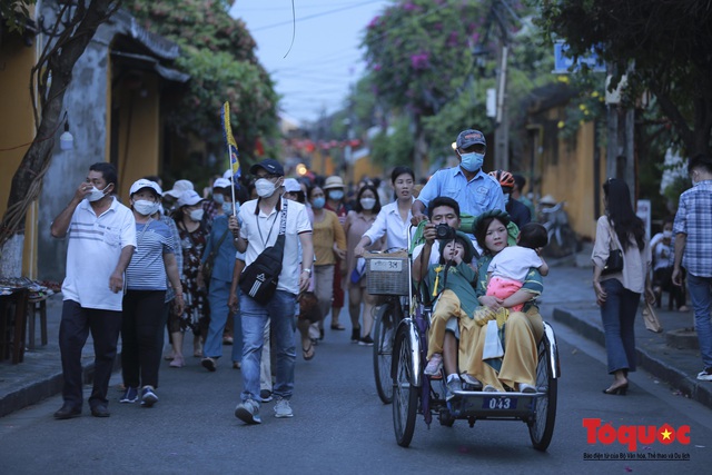 &quot;Nét xưa phố Hội&quot; thu hút đông khách du lịch - Ảnh 6.