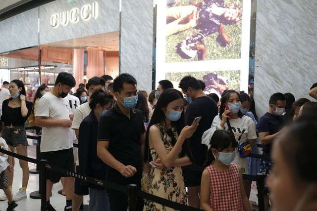 Cơn sốt mua sắm hàng xa xỉ của người dân Trung Quốc - Ảnh 1.