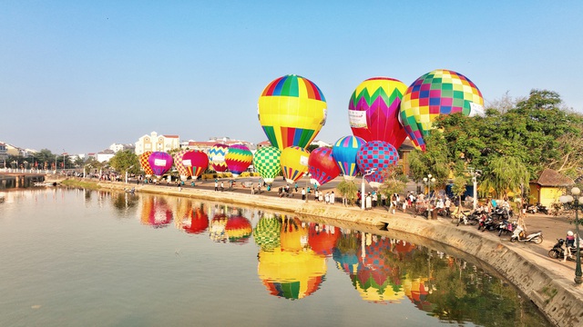 Rực rỡ sắc màu “Ngày hội khinh khí cầu” bên sông Hoài - Ảnh 7.