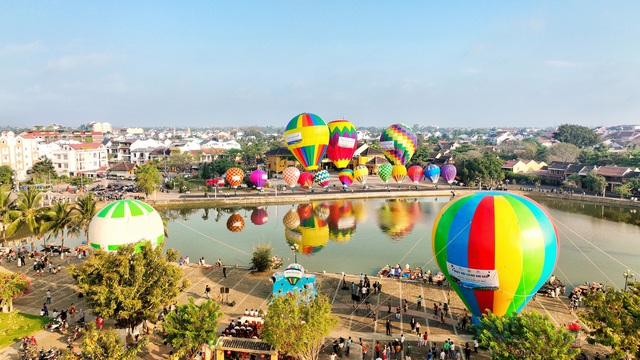 Rực rỡ sắc màu “Ngày hội khinh khí cầu” bên sông Hoài - Ảnh 13.