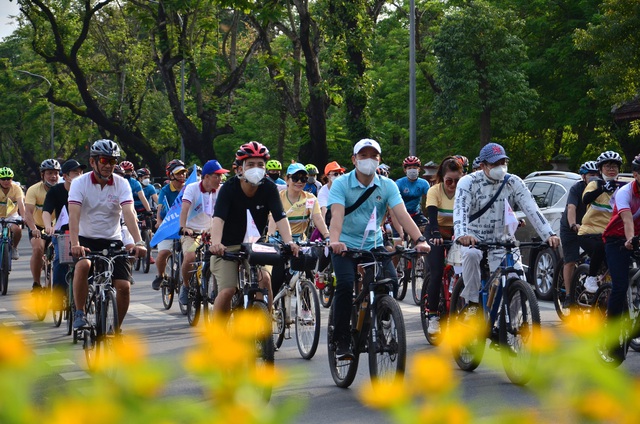 Người dân, du khách cùng đạp xe vì du lịch và môi trường - Ảnh 2.