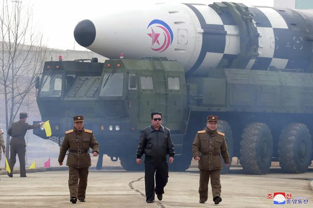 Triều Tiên lên tiếng sẽ phát triển thêm vũ khí sau vụ thử Hwasong-17 - Ảnh 1.