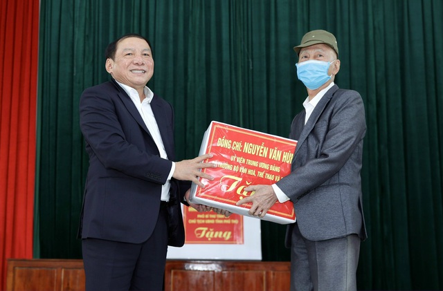 Bộ trưởng Nguyễn Văn Hùng thăm một số thiết chế văn hóa và công trình tổ chức SEA Games 31 tại tỉnh Phú Thọ - Ảnh 4.