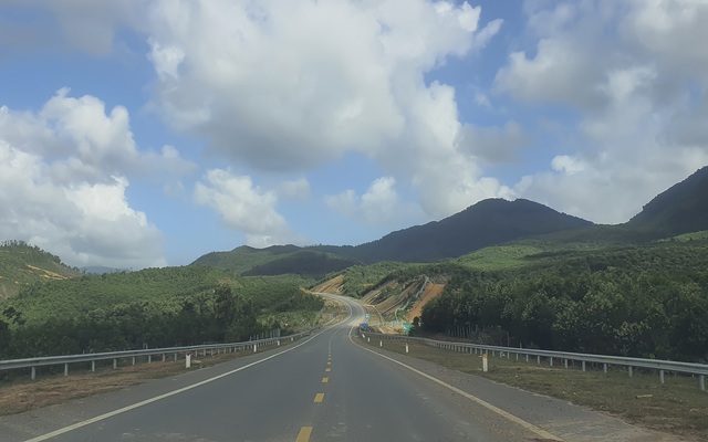 Rào chắn các lối đi tự mở trên dự án cao tốc La Sơn – Túy Loan - Ảnh 1.