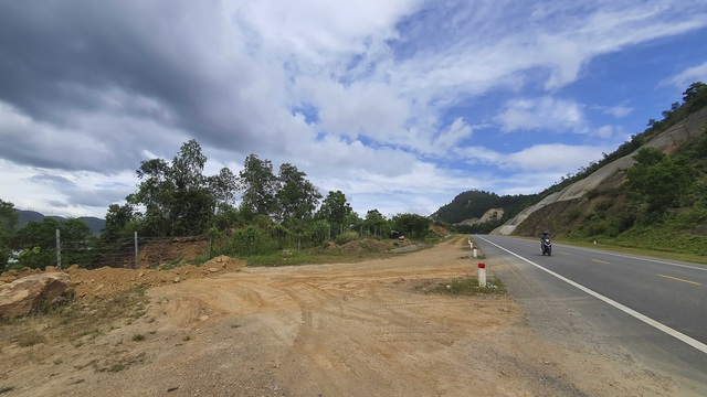 Rào chắn các lối đi tự mở trên dự án cao tốc La Sơn – Túy Loan - Ảnh 5.