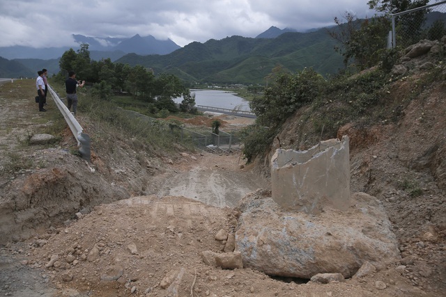 Rào chắn các lối đi tự mở trên dự án cao tốc La Sơn – Túy Loan - Ảnh 9.