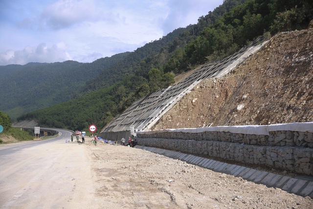 Rào chắn các lối đi tự mở trên dự án cao tốc La Sơn – Túy Loan - Ảnh 10.