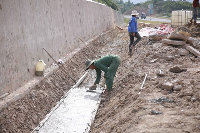 Rào chắn các lối đi tự mở trên dự án cao tốc La Sơn – Túy Loan - Ảnh 12.