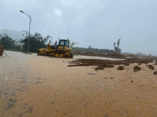 Thừa Thiên Huế: Nhiều nhà dân bị tốc mái, 5 thuyền chìm trên đầm phá do mưa lớn, lốc xoáy - Ảnh 2.