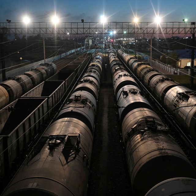 Mỹ tính đáp trả về năng lượng Nga: Giá dầu leo dốc, kinh tế toàn cầu bị đe dọa - Ảnh 1.