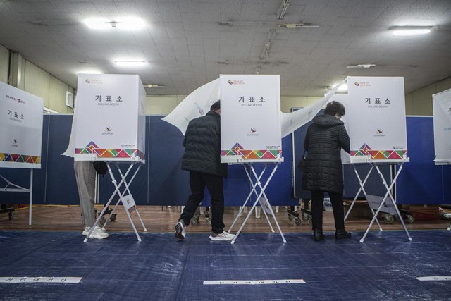 Bầu cử Tổng thống Hàn trước giờ G: Cuộc đua sát sao và kết quả khó đoán trước - Ảnh 1.