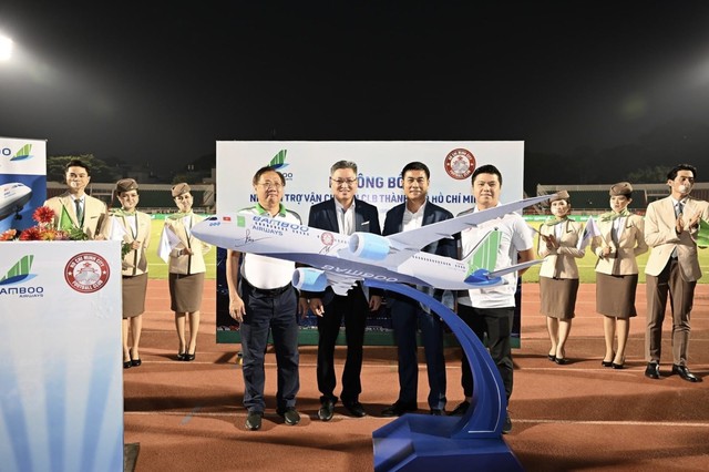 Bamboo Airways tiếp tục là nhà tài trợ vận chuyển CLB bóng đá TPHCM trong mùa giải 2022 - Ảnh 1.