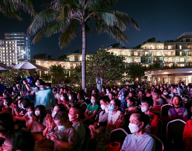 Hàng nghìn khán giả “phiêu” cùng Bảo Trâm, Anh Tú trong đêm nhạc tại FLC Sầm Sơn - Ảnh 1.