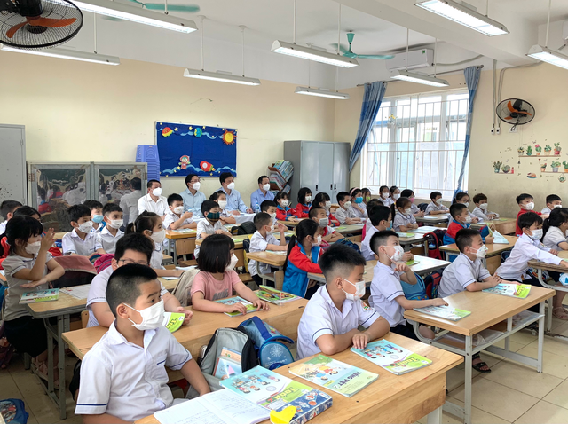 Thứ trưởng Bộ GD&ĐT Nguyễn Hữu Độ kiểm tra triển khai chương trình giáo dục phổ thông mới của Hà Nội - Ảnh 3.