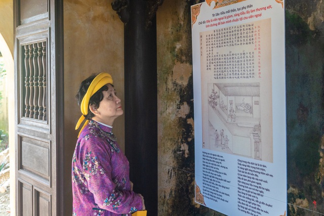 Giới thiệu &quot;Bản Kiều chép tay của Hoàng gia triều Nguyễn&quot; cho du khách tại Đại Nội Huế - Ảnh 2.