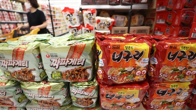 Làn sóng K-pop bùng nổ, xuất khẩu mì ăn liền Hàn Quốc phá kỷ lục - Ảnh 1.