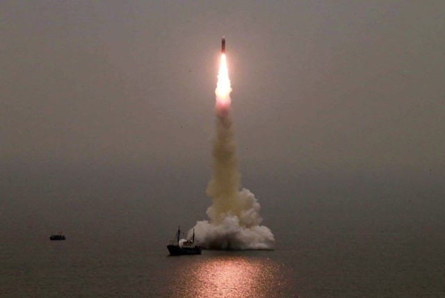Triều Tiên &quot;đánh động&quot; Mỹ bằng tên lửa tàu ngầm mới - Ảnh 1.