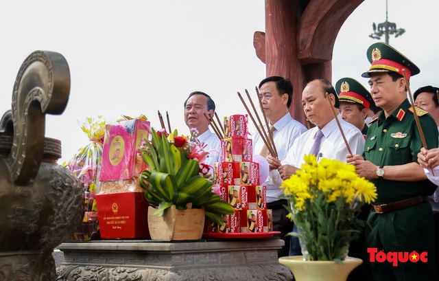 Chủ tịch nước Nguyễn Xuân Phúc ký, đóng dấu phát hành bộ tem đặc biệt về Thành cổ Quảng Trị - Ảnh 6.