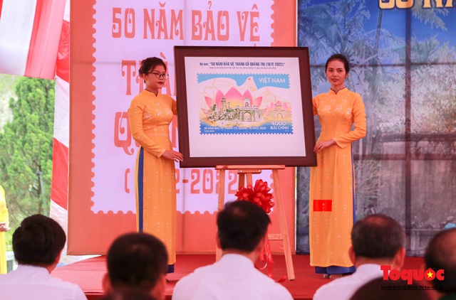 Chủ tịch nước Nguyễn Xuân Phúc ký, đóng dấu phát hành bộ tem đặc biệt về Thành cổ Quảng Trị - Ảnh 2.