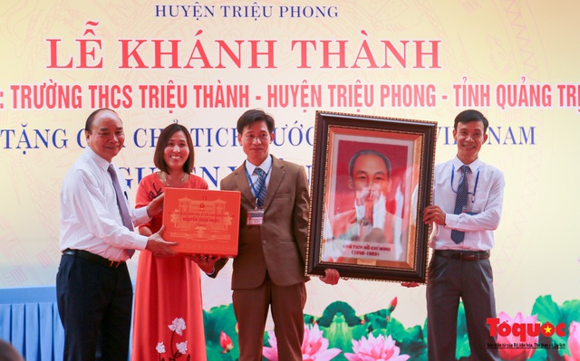 Chủ tịch nước Nguyễn Xuân Phúc ký, đóng dấu phát hành bộ tem đặc biệt về Thành cổ Quảng Trị - Ảnh 8.