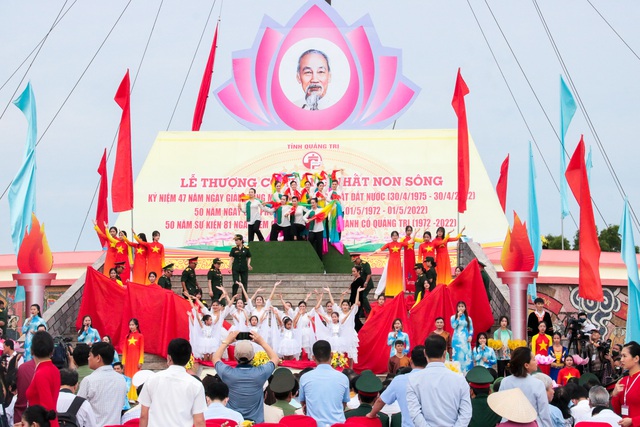 Chủ tịch nước Nguyễn Xuân Phúc dự Lễ thượng cờ &quot;Thống nhất non sông&quot; - Ảnh 1.