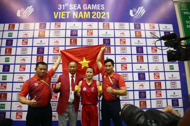 [Trực tiếp] Ngày thi đấu 13/5 SEA Games 31: Bộ trưởng Bộ VHTTDL Nguyễn Văn Hùng tặng Bằng khen cho kiếm thủ Vũ Thành An - Ảnh 4.